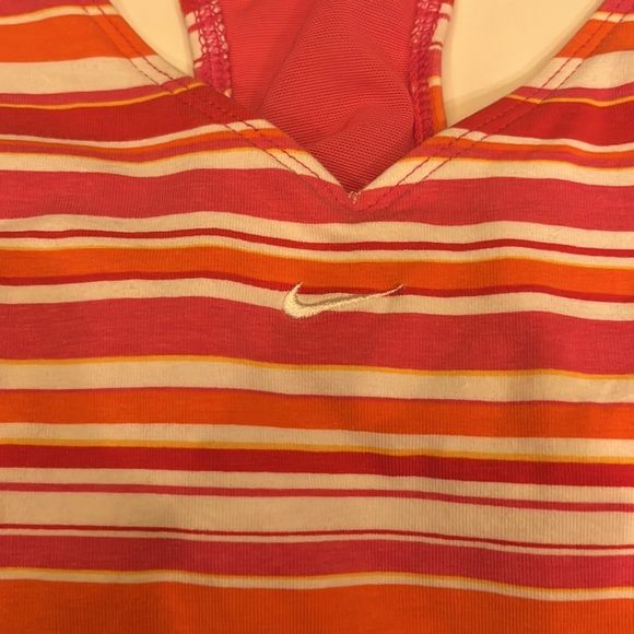 PRE-OWNED NIKE WOMEN'S FITTED TANK WITH BUILT IN BRA- MEDIUM (8-10) - Picture 3 of 7